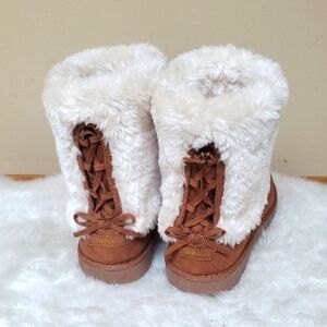 Makalu Halana Furry White and Brown Boots Size 8M